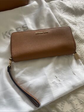 MICHAEL KORS Jet Set Travel Large Leather Wristlet Wallet in Brown